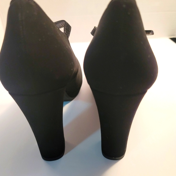 Y.Not Black Pumps - Picture 8 of 8